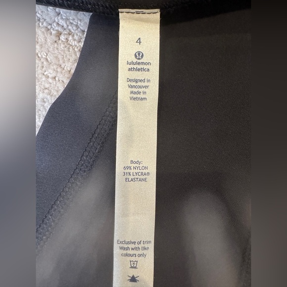 LULULEMON Cropped Leggings Reflective Detail Scalloped Hem Size 4 - Picture 5 of 6